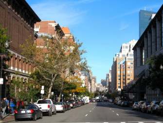 ボイルストン・ストリート、この先２００ｍくらいの右側が２発目、更にその先２００ｍくらいが１発目
