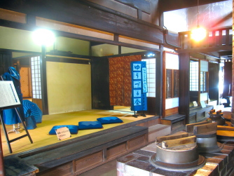 江戸時代の豪商のくど、台所にしては小さいと感じました