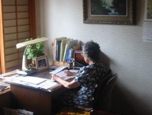 亡き父の書斎の机を使う母