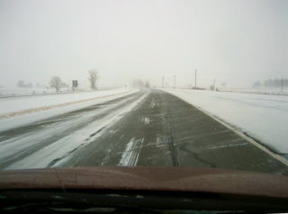 ４０ｃｍくらいの積雪で、道路はゆきかきをしていますが、マイナス６℃でガチガチの氷状態です。